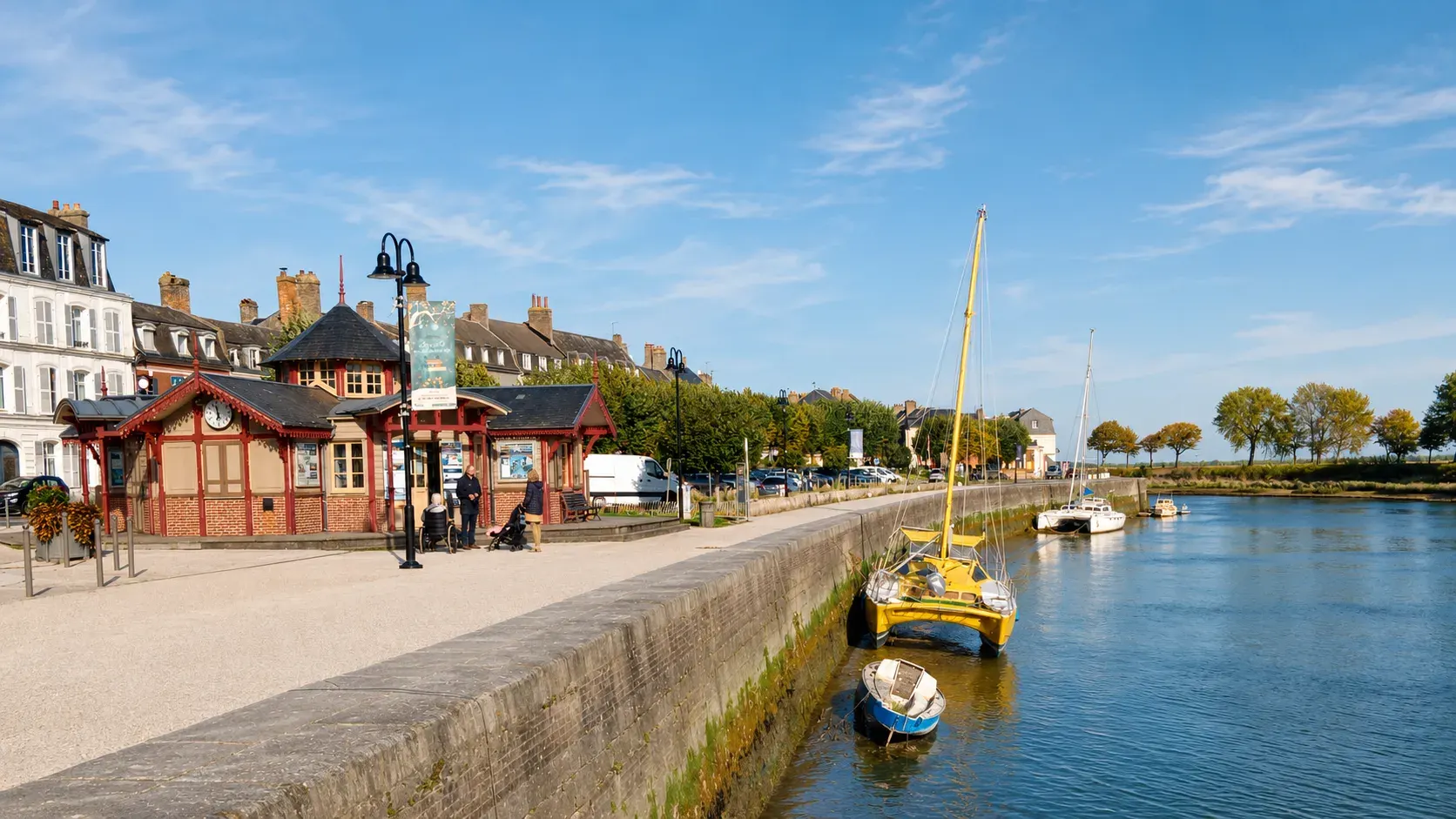 Voiliers amarrés le long d’un quai de la Baie de Somme