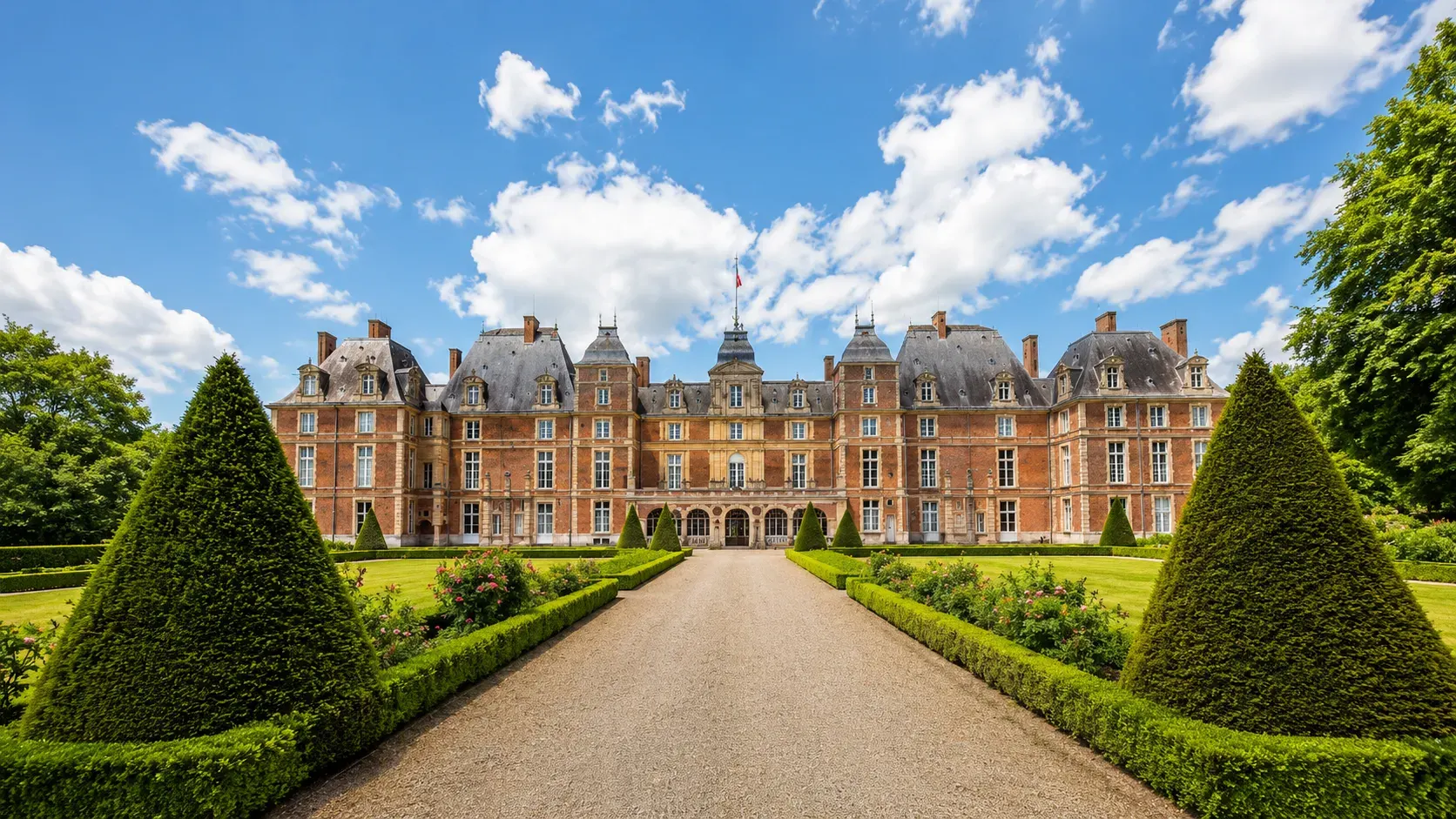 Le château-musée Louis-Philippe d’Eu et son allée bordée d’ifs