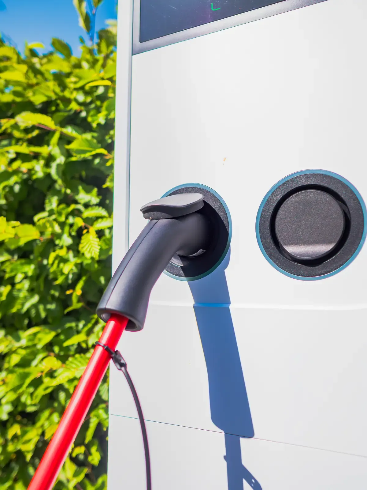 Borne de recharge pour véhicule électrique, dans le parc du Domaine