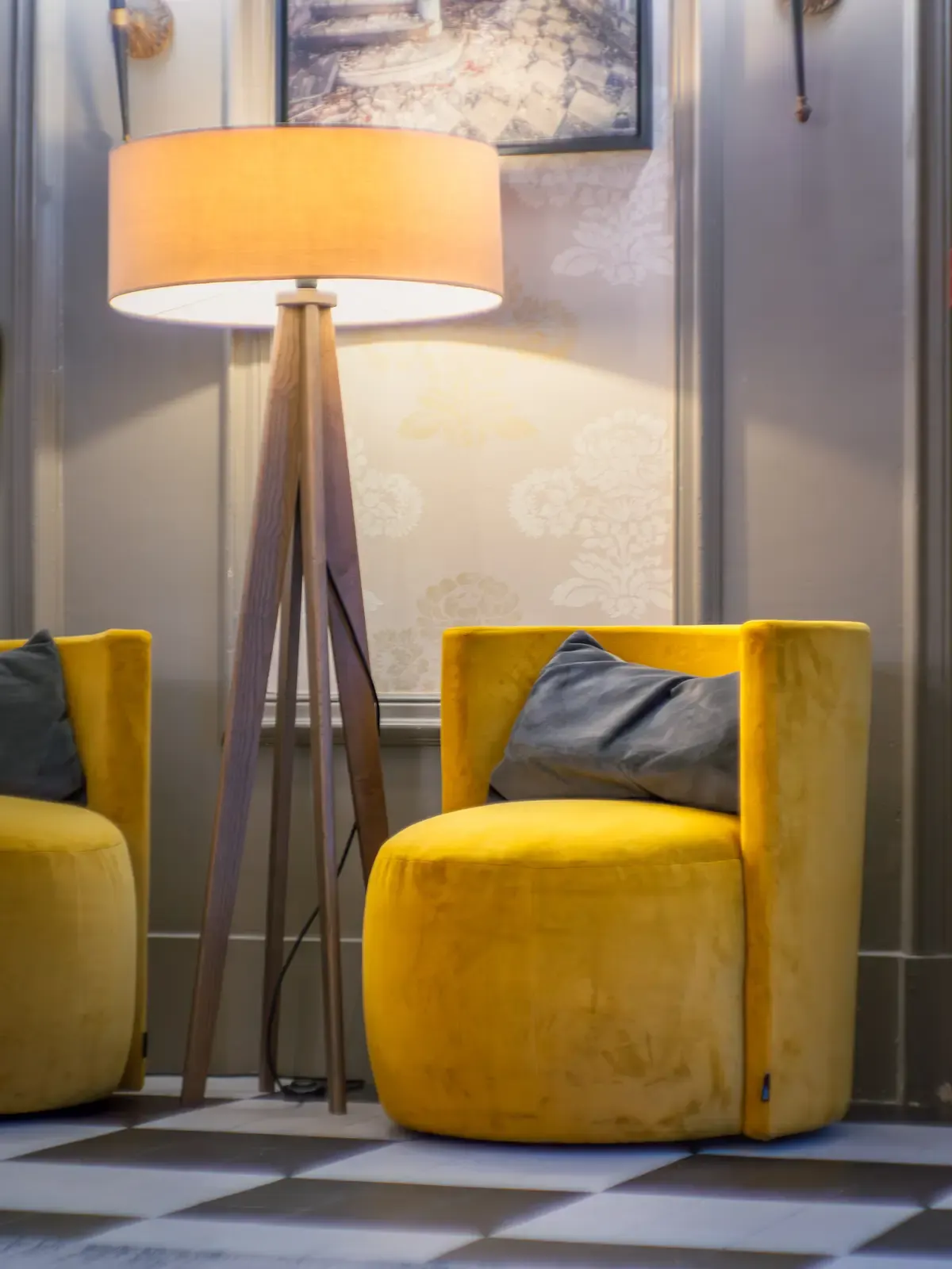 Le salon du Domaine de Joinville, ses fauteuils et ses lampes