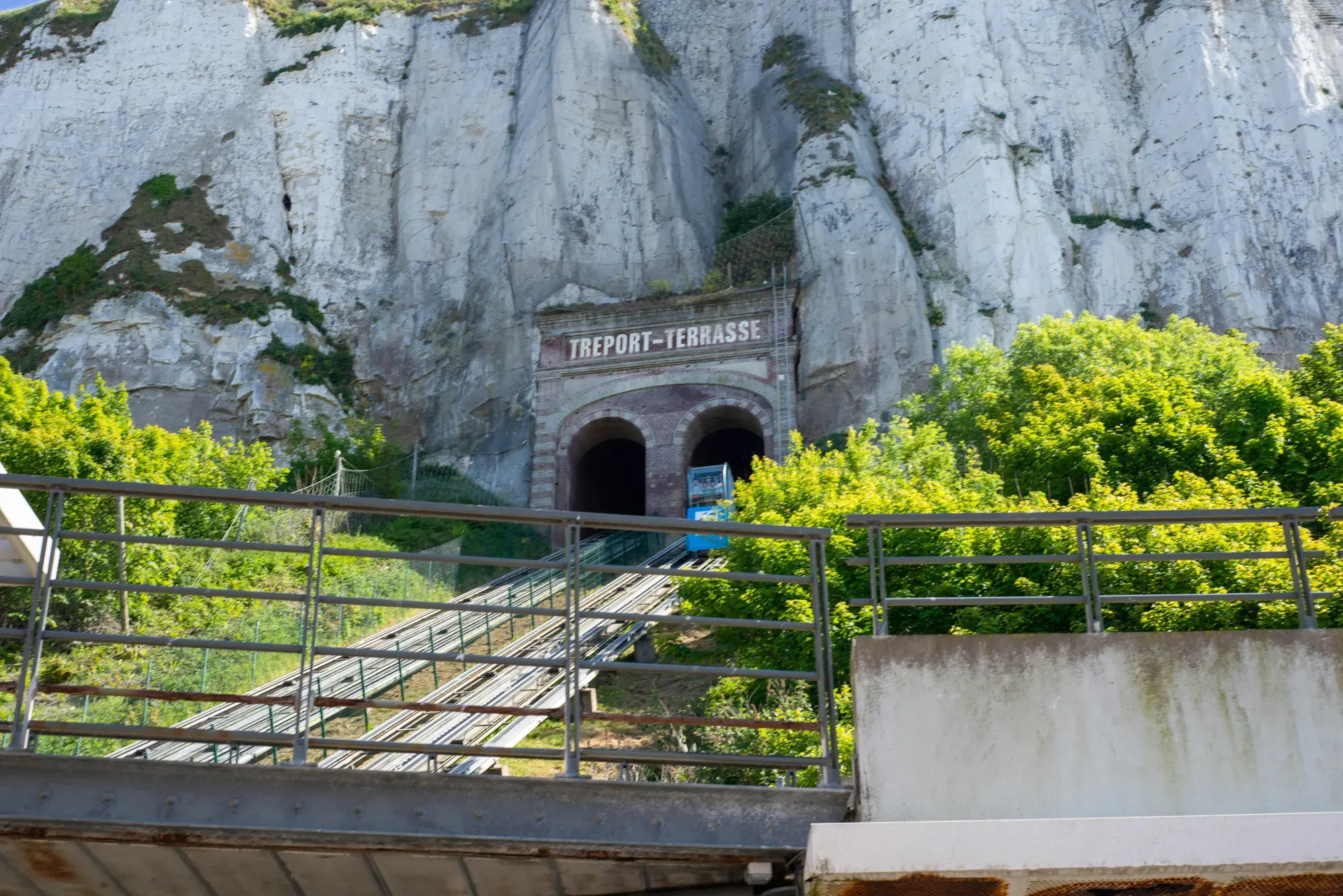 L’entrée du funiculaire du Tréport, creusée dans la falaise de craie