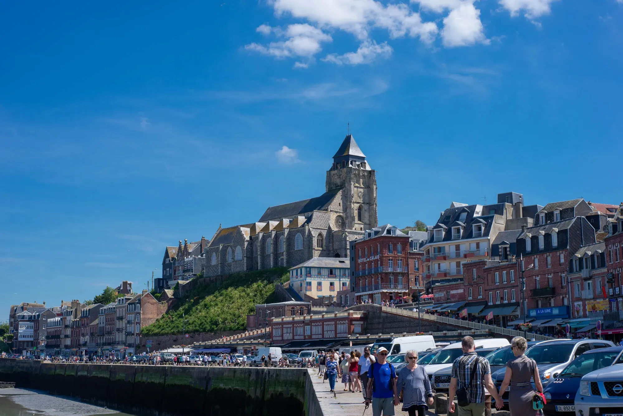 Le Tréport et son église Saint-Jacques dominant le front de mer