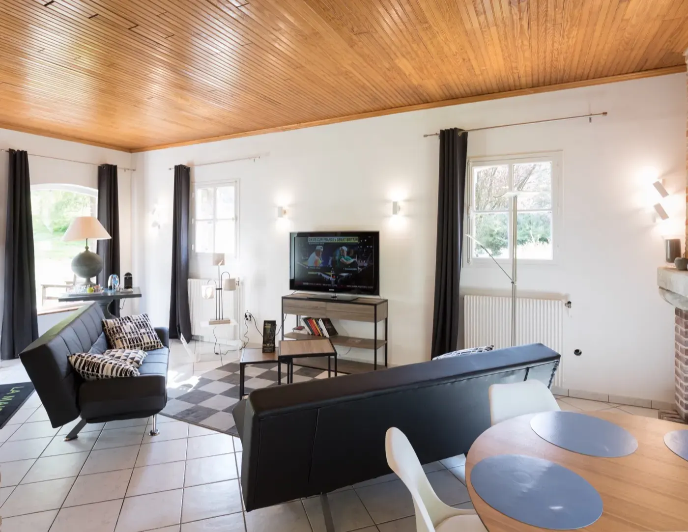 Le séjour du gîte La Maison des Chevaux, sa table et sa kitchenette