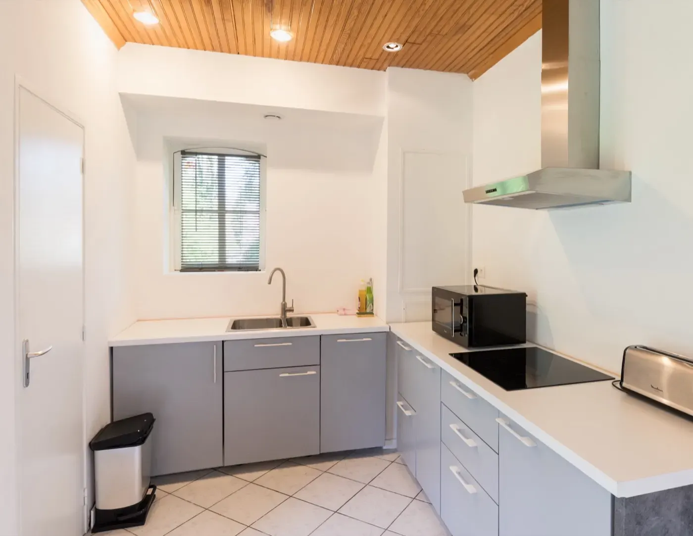 Le séjour du gîte La Maison des Chevaux, sa table et sa kitchenette