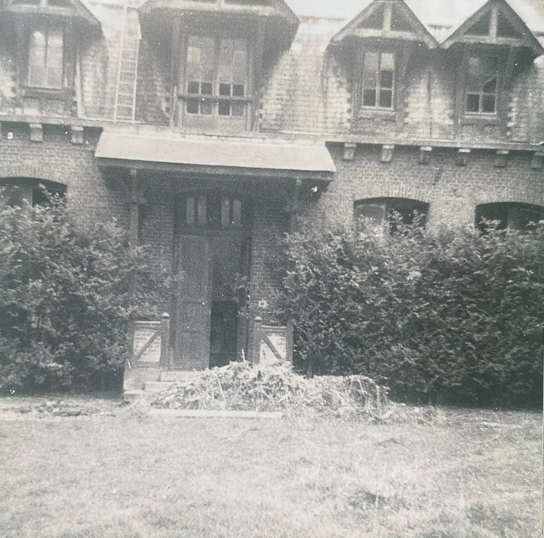 Photographie ancienne en noir et blanc de la façade et de ses lucarnes