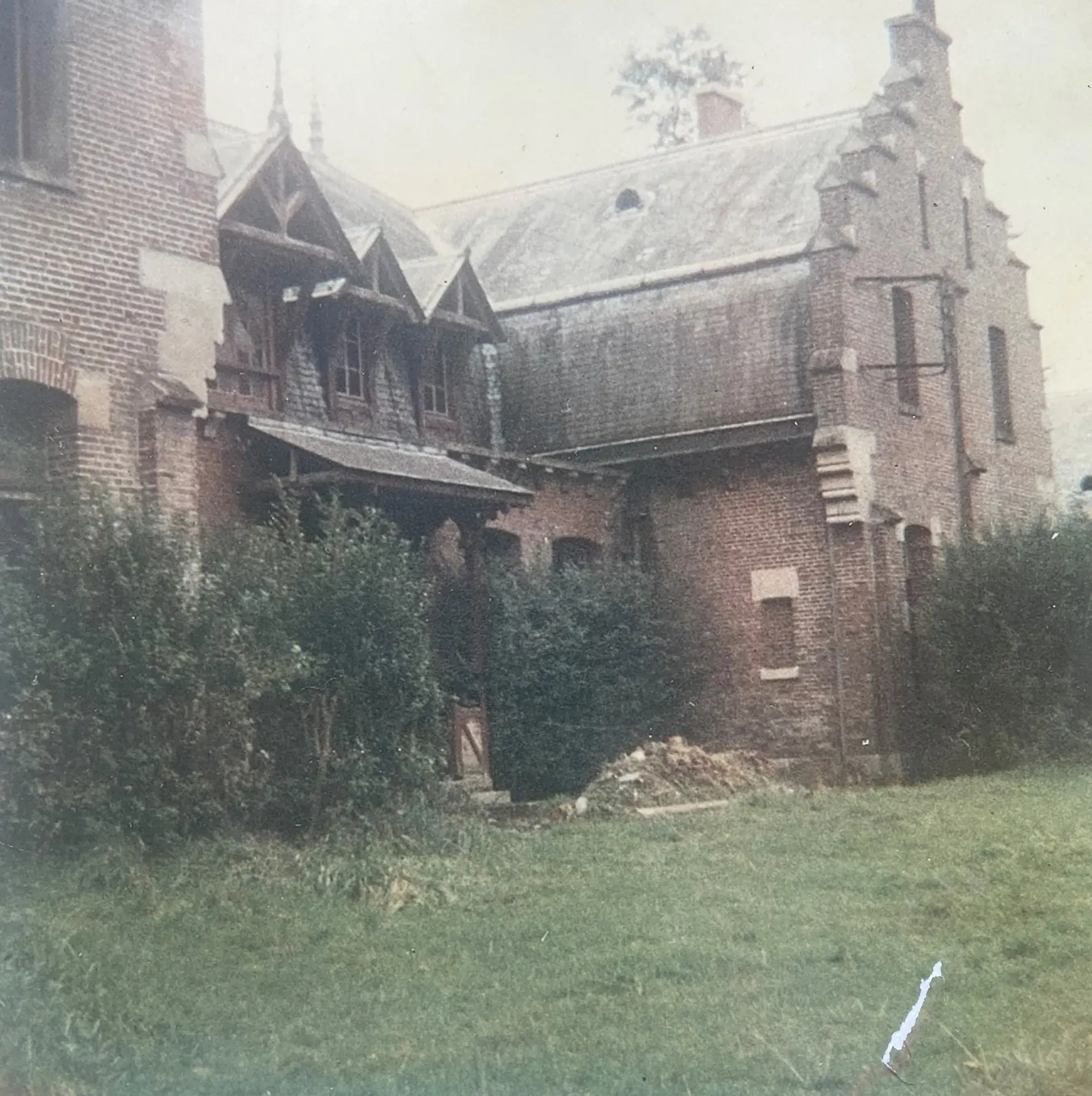 Photographie ancienne du bâtiment de brique et de ses pignons