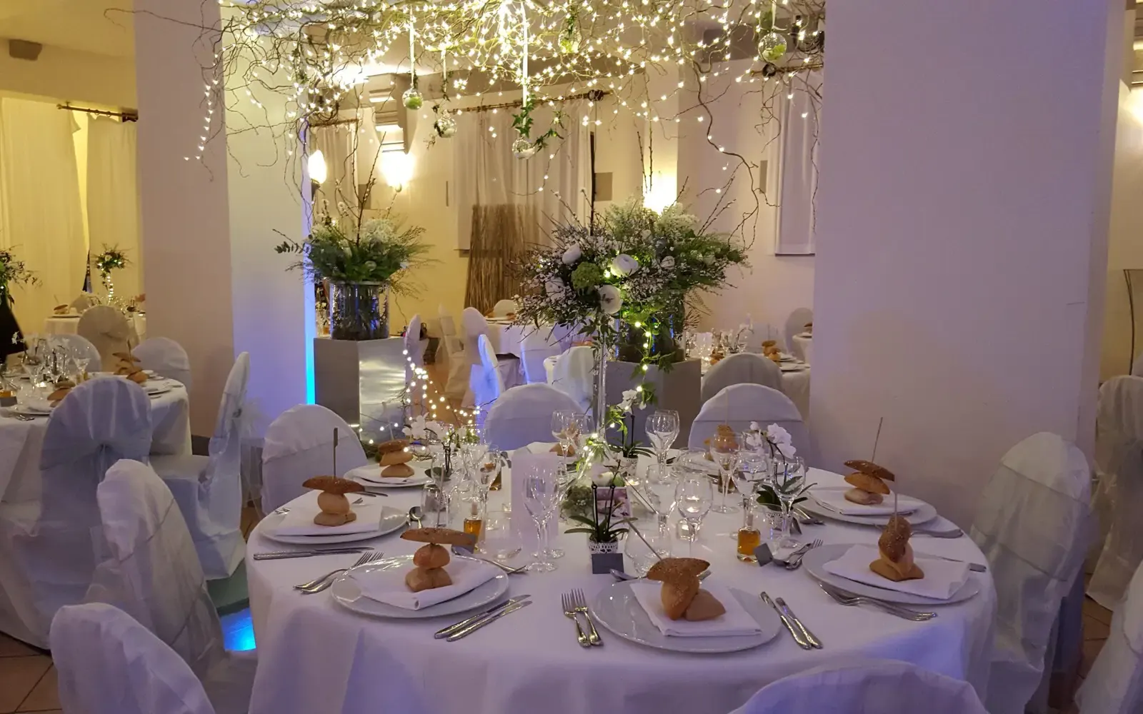 Salle de réception dressée pour un mariage au Domaine de Joinville