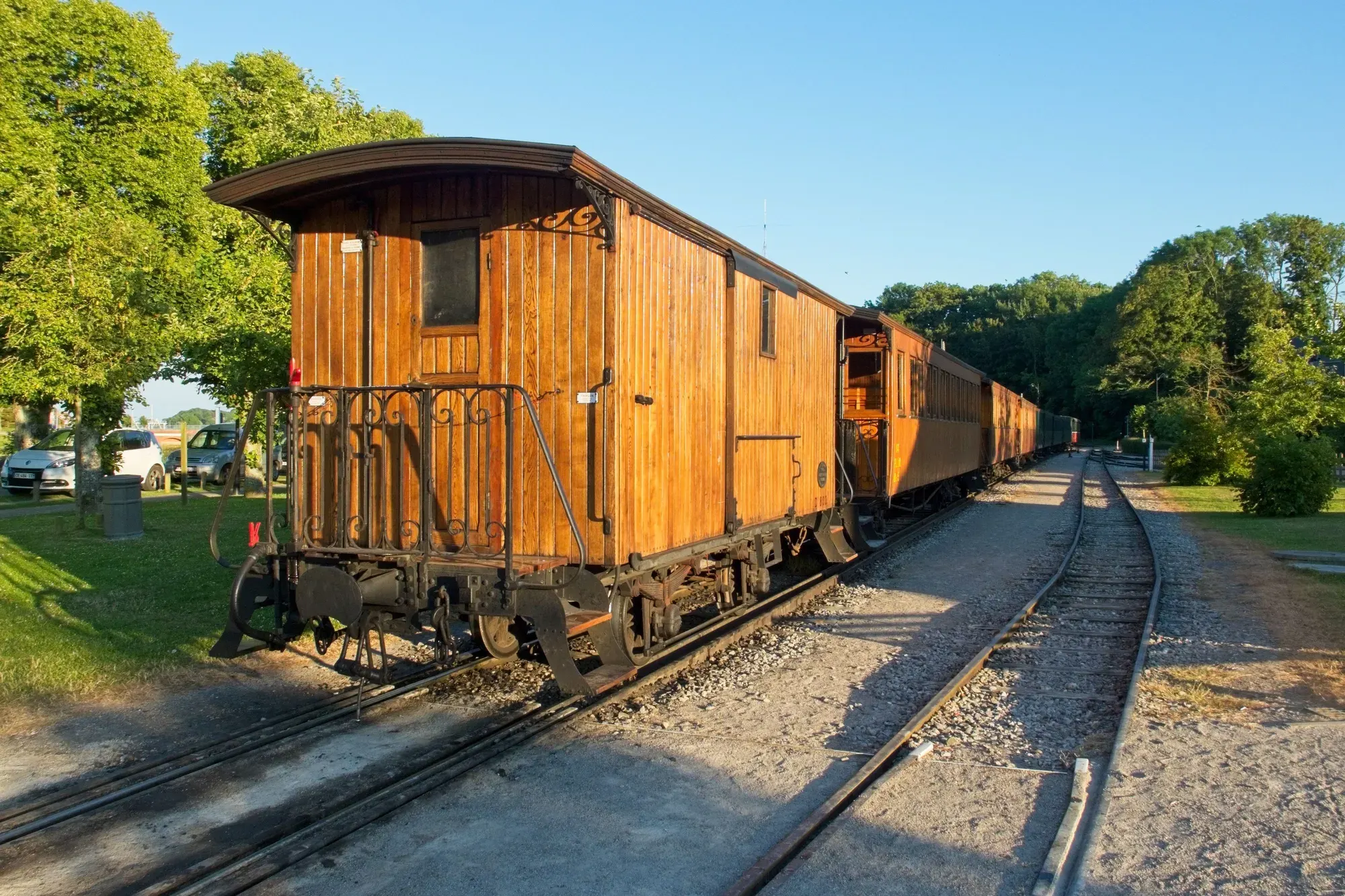 Une voiture de voyageurs en bois d’un train touristique