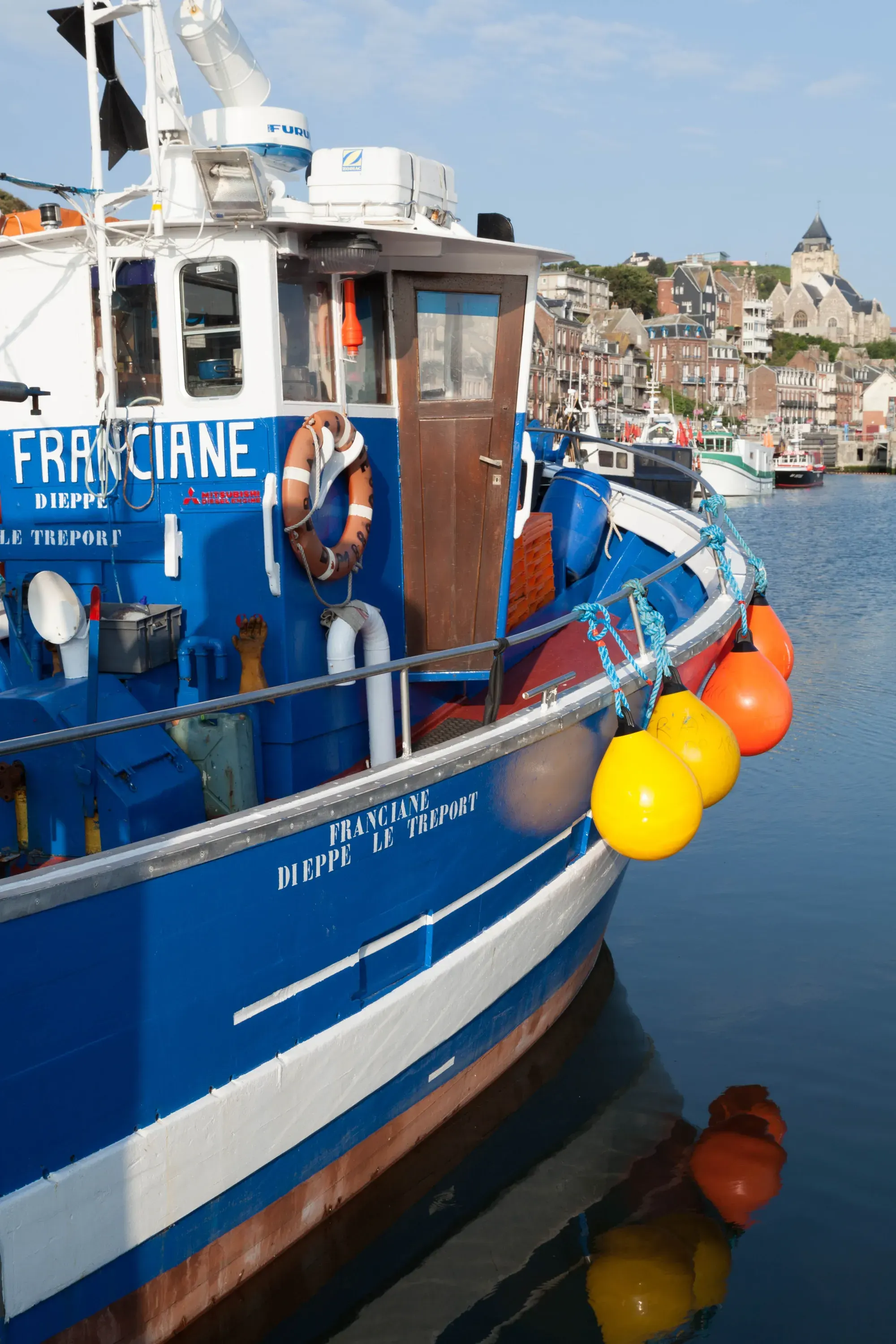 Un chalutier immatriculé à Dieppe – Le Tréport, amarré au port