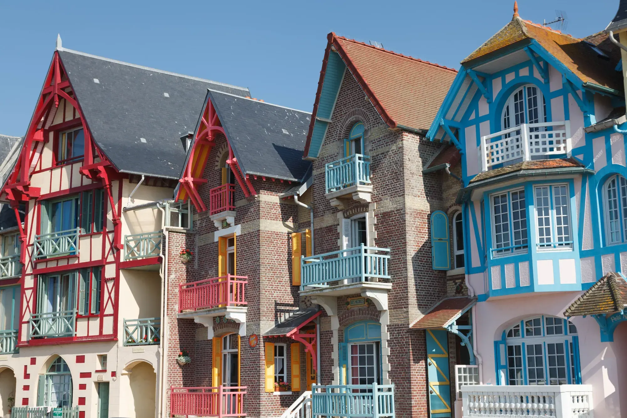 Villas Belle Époque à pans de bois et briques colorées, à Mers-les-Bains