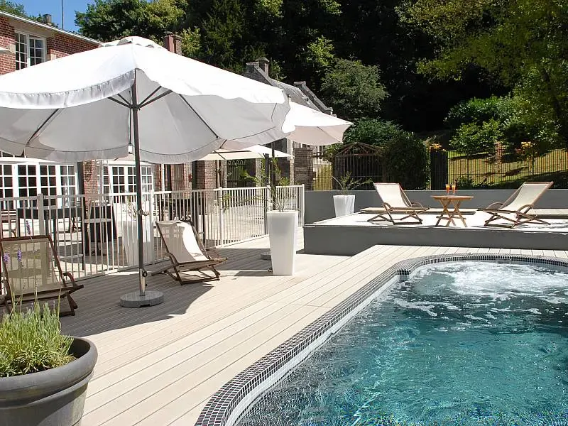 Le bassin extérieur du spa, entouré de transats et de verdure