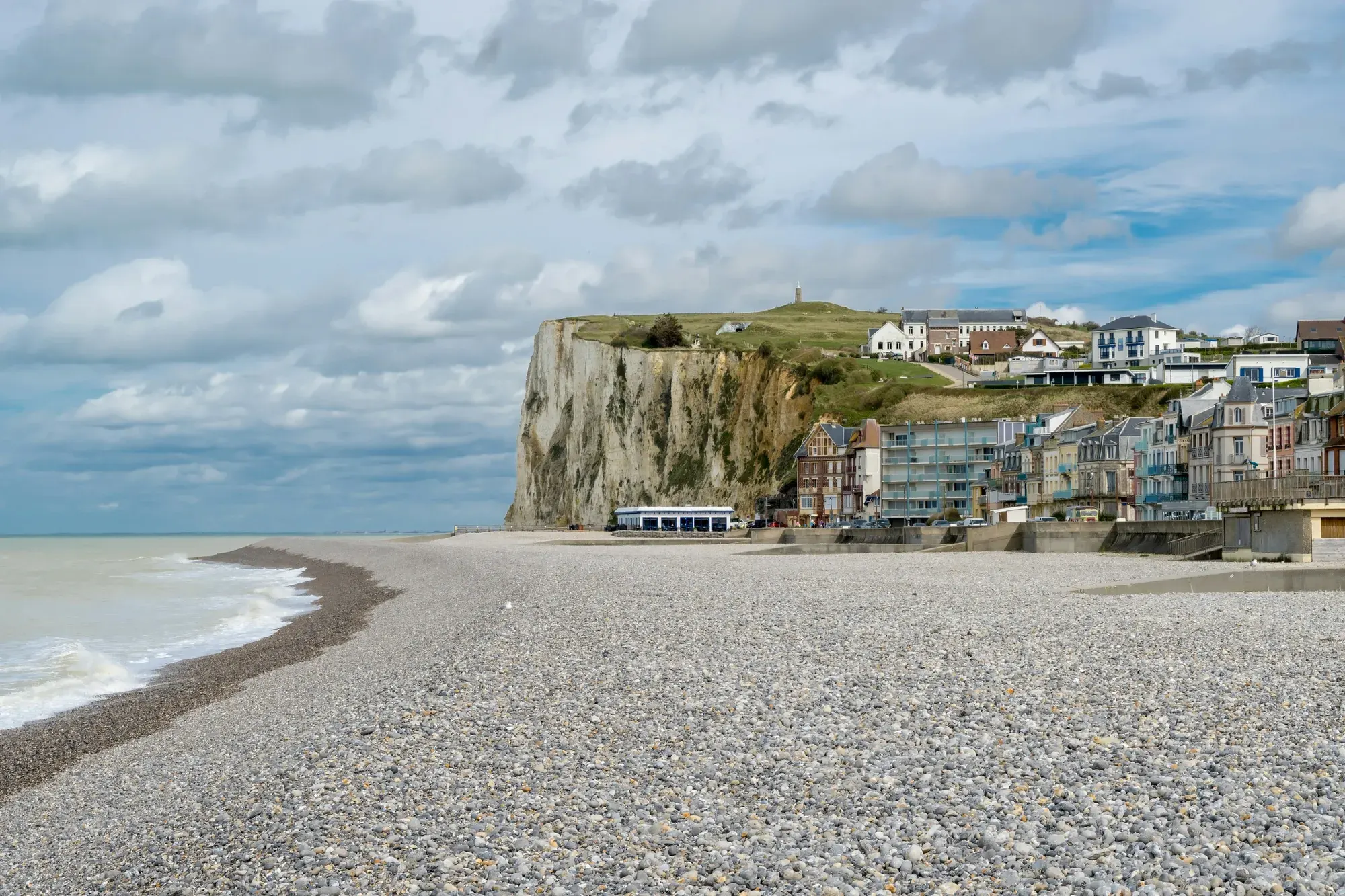 La plage de galets de Mers-les-Bains au pied de la falaise